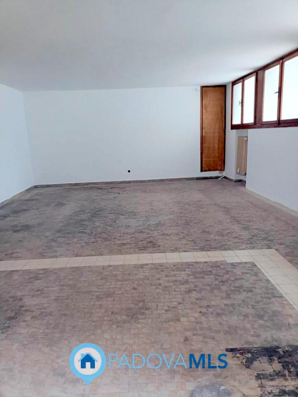 MAGAZZINO 115MQ AD ARCELLA CENTRO €.73.000 - rif.1552

Questo magazzino luminoso e spazioso si tr...