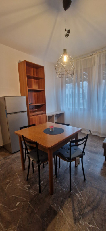 In un elegante palazzo con ascensore è disponibile un grazioso appartamento, ristrutturato e ben ...