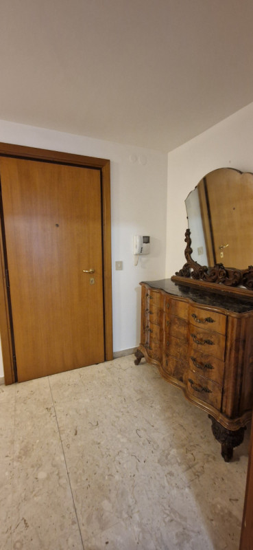 In un elegante palazzo con ascensore è disponibile un grazioso appartamento, ristrutturato e ben ...