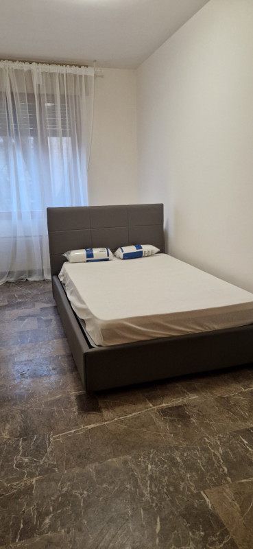 In un elegante palazzo con ascensore è disponibile un grazioso appartamento, ristrutturato e ben ...