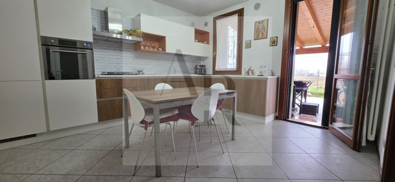 Vigonza: A pochi passi dal Centro, in una tranquilla via chiusa di recente realizzo, proponiamo i...