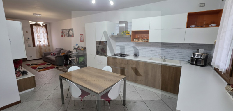 Vigonza: A pochi passi dal Centro, in una tranquilla via chiusa di recente realizzo, proponiamo i...