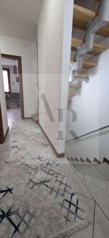 Vigonza: A pochi passi dal Centro, in una tranquilla via chiusa di recente realizzo, proponiamo i...