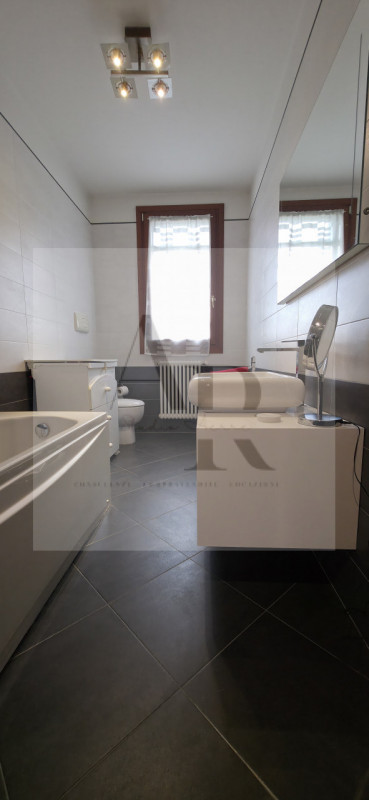 Vigonza: A pochi passi dal Centro, in una tranquilla via chiusa di recente realizzo, proponiamo i...