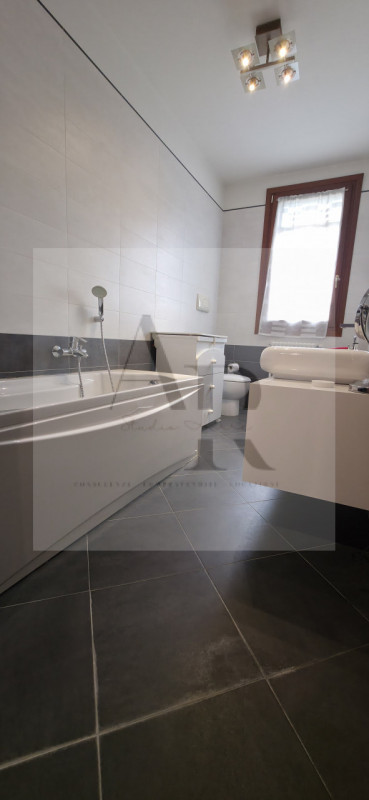 Vigonza: A pochi passi dal Centro, in una tranquilla via chiusa di recente realizzo, proponiamo i...