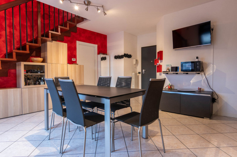 In vendita a Ponte San Nicolò in zona centralissima, con servizi raggiungibili a piedi, recente a...