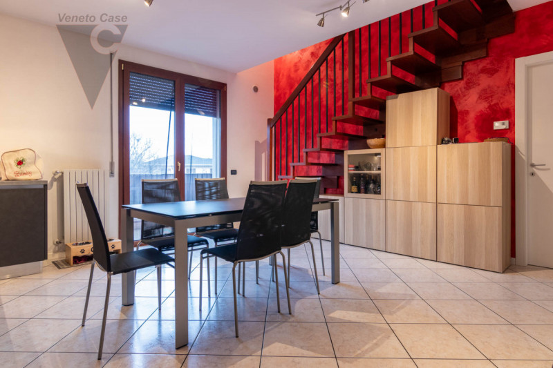 In vendita a Ponte San Nicolò in zona centralissima, con servizi raggiungibili a piedi, recente a...