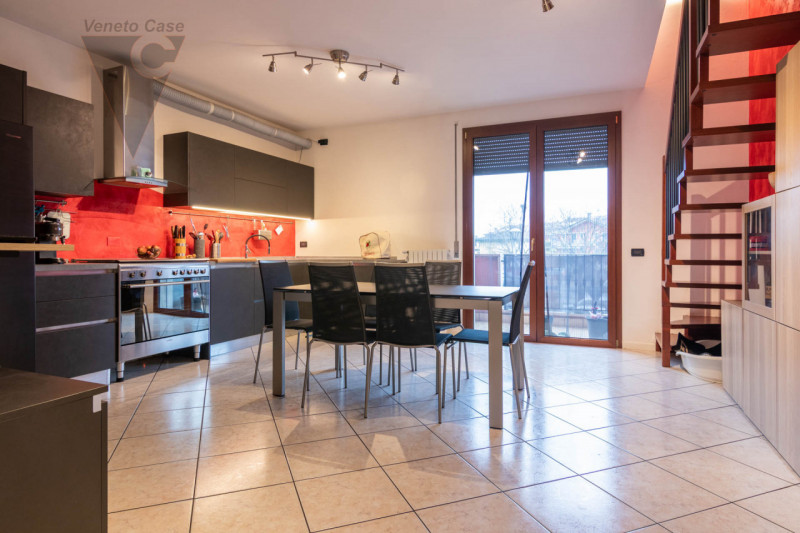 In vendita a Ponte San Nicolò in zona centralissima, con servizi raggiungibili a piedi, recente a...