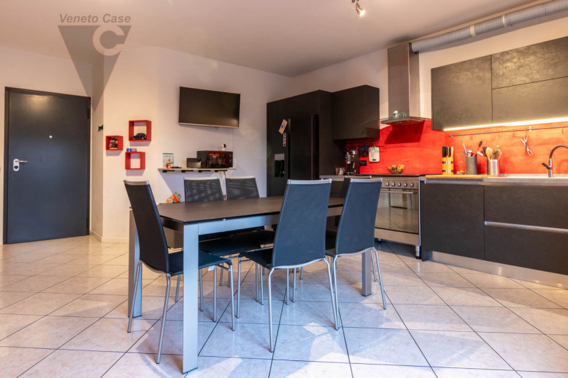 In vendita a Ponte San Nicolò in zona centralissima, con servizi raggiungibili a piedi, recente a...