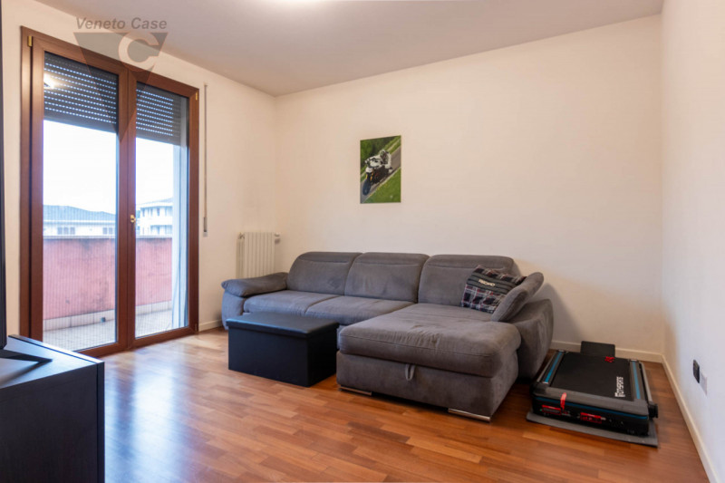 In vendita a Ponte San Nicolò in zona centralissima, con servizi raggiungibili a piedi, recente a...