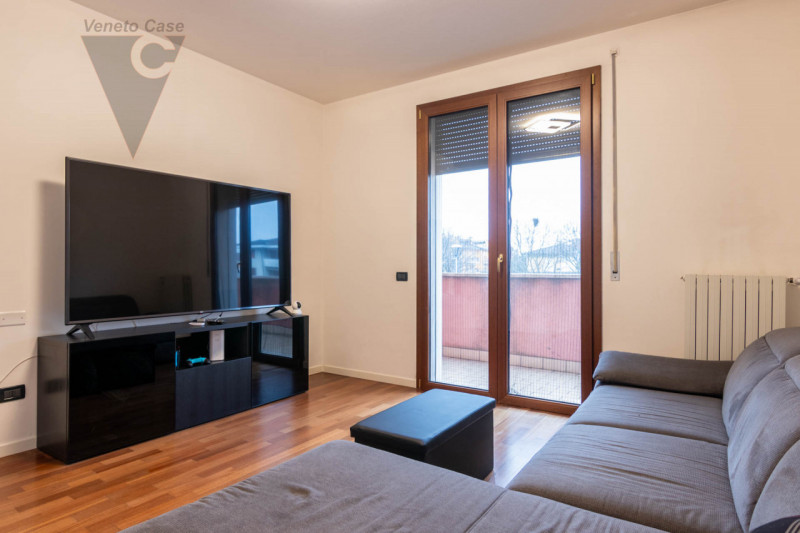 In vendita a Ponte San Nicolò in zona centralissima, con servizi raggiungibili a piedi, recente a...