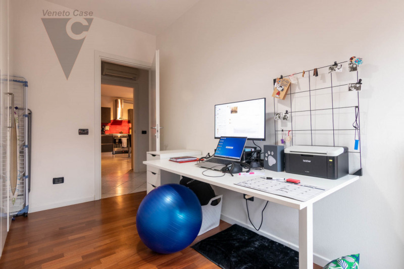 In vendita a Ponte San Nicolò in zona centralissima, con servizi raggiungibili a piedi, recente a...