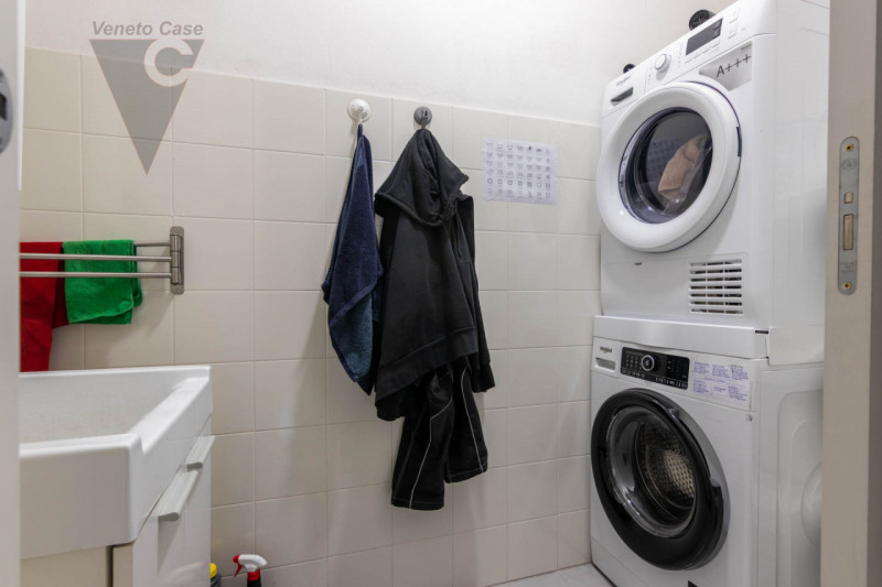 In vendita a Ponte San Nicolò in zona centralissima, con servizi raggiungibili a piedi, recente a...