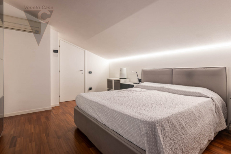 In vendita a Ponte San Nicolò in zona centralissima, con servizi raggiungibili a piedi, recente a...