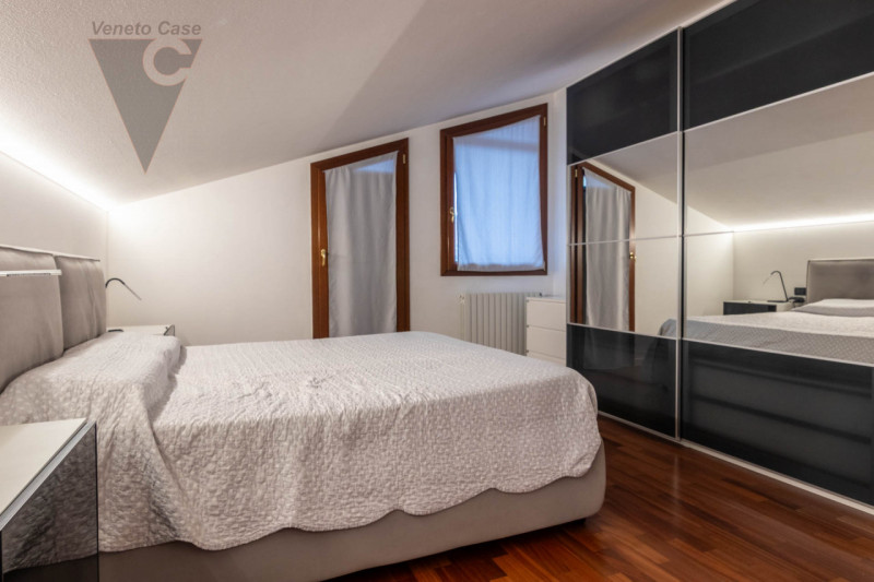 In vendita a Ponte San Nicolò in zona centralissima, con servizi raggiungibili a piedi, recente a...