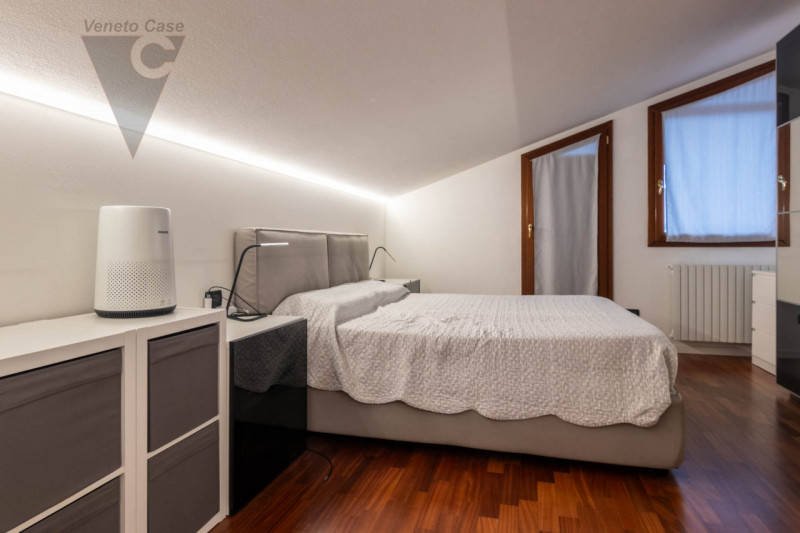 In vendita a Ponte San Nicolò in zona centralissima, con servizi raggiungibili a piedi, recente a...