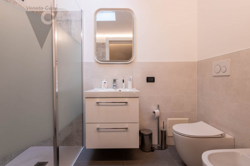 In vendita a Ponte San Nicolò in zona centralissima, con servizi raggiungibili a piedi, recente a...