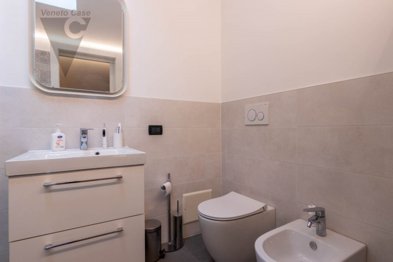 In vendita a Ponte San Nicolò in zona centralissima, con servizi raggiungibili a piedi, recente a...