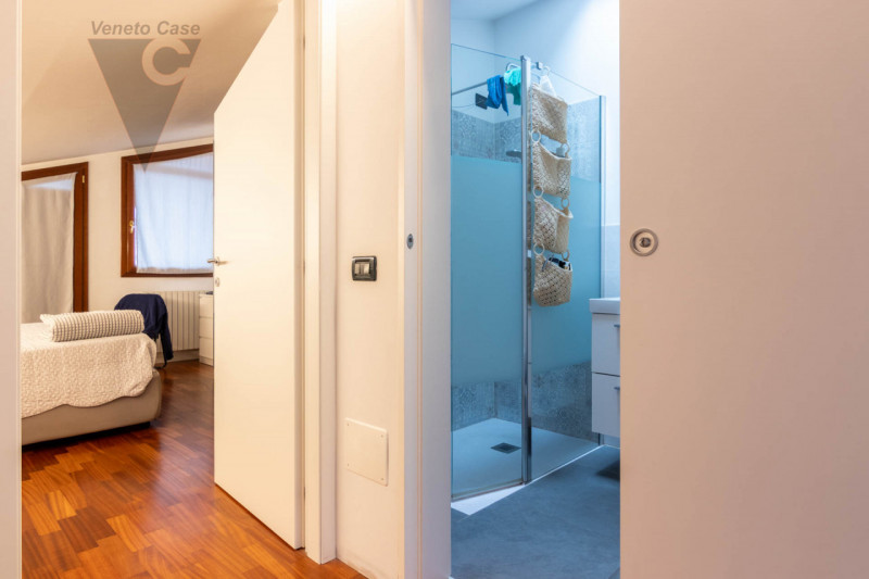 In vendita a Ponte San Nicolò in zona centralissima, con servizi raggiungibili a piedi, recente a...