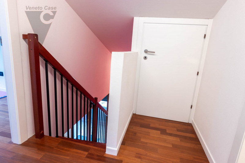 In vendita a Ponte San Nicolò in zona centralissima, con servizi raggiungibili a piedi, recente a...