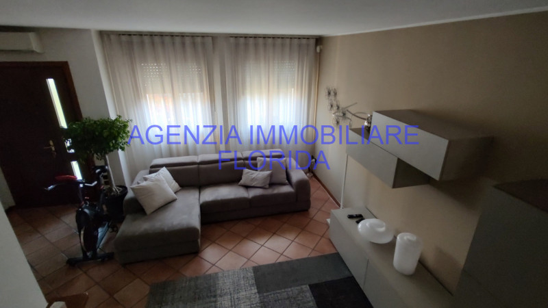 Porzione di testa di casa a schiera situata nel tranquillo comune di Loreggia, precisamente nella...