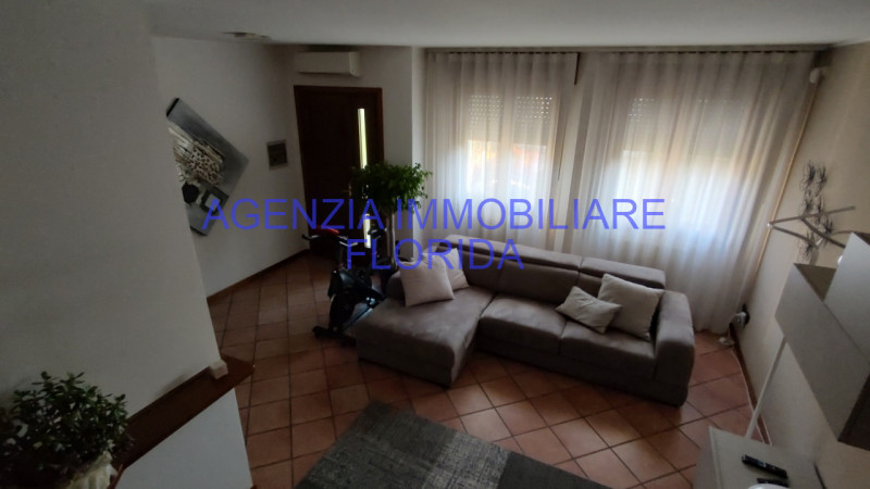 Porzione di testa di casa a schiera situata nel tranquillo comune di Loreggia, precisamente nella...