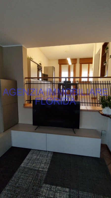 Porzione di testa di casa a schiera situata nel tranquillo comune di Loreggia, precisamente nella...