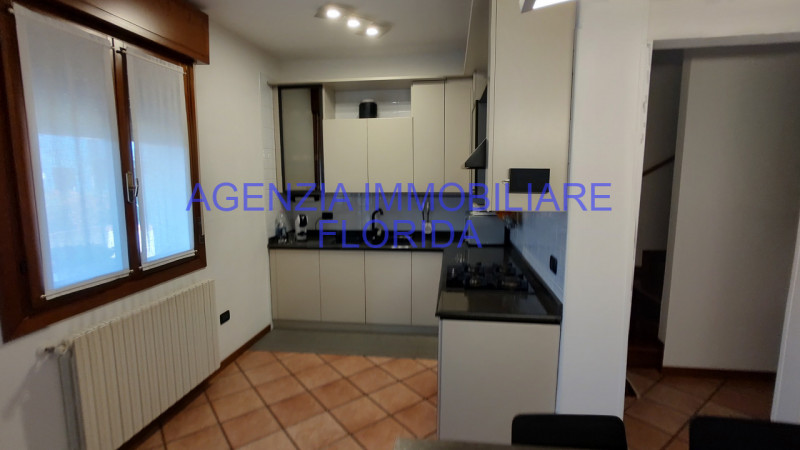 Porzione di testa di casa a schiera situata nel tranquillo comune di Loreggia, precisamente nella...