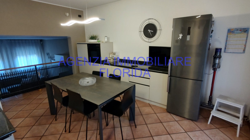 Porzione di testa di casa a schiera situata nel tranquillo comune di Loreggia, precisamente nella...