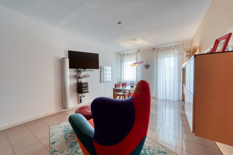 In posizione molto tranquilla, ad un passi da tutti i servizi primari, proponiamo una grande porz...