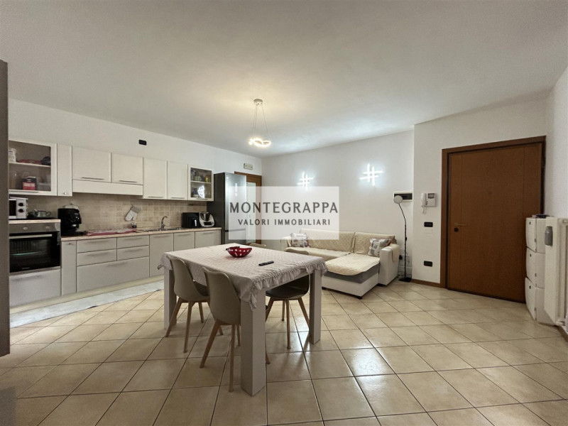 In una delle zone più ambite di Castelfranco Veneto, proponiamo in vendita un elegante appartamen...