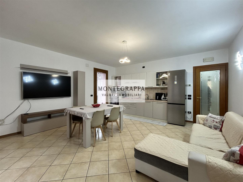 In una delle zone più ambite di Castelfranco Veneto, proponiamo in vendita un elegante appartamen...