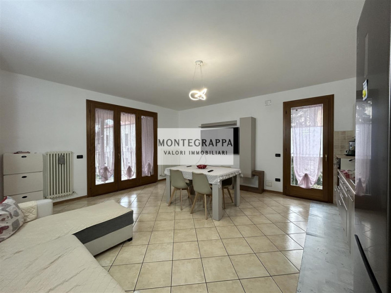 In una delle zone più ambite di Castelfranco Veneto, proponiamo in vendita un elegante appartamen...