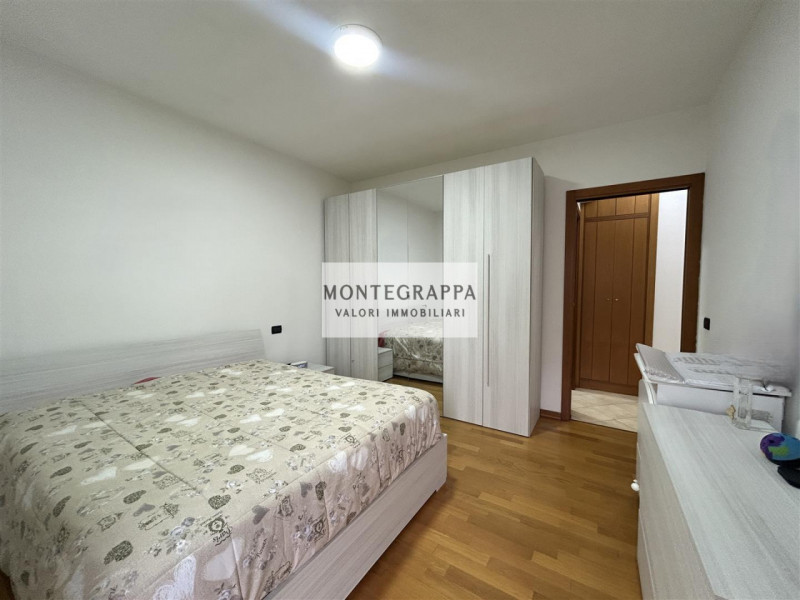 In una delle zone più ambite di Castelfranco Veneto, proponiamo in vendita un elegante appartamen...