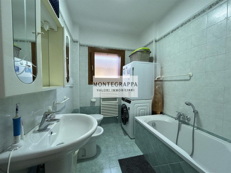 In una delle zone più ambite di Castelfranco Veneto, proponiamo in vendita un elegante appartamen...