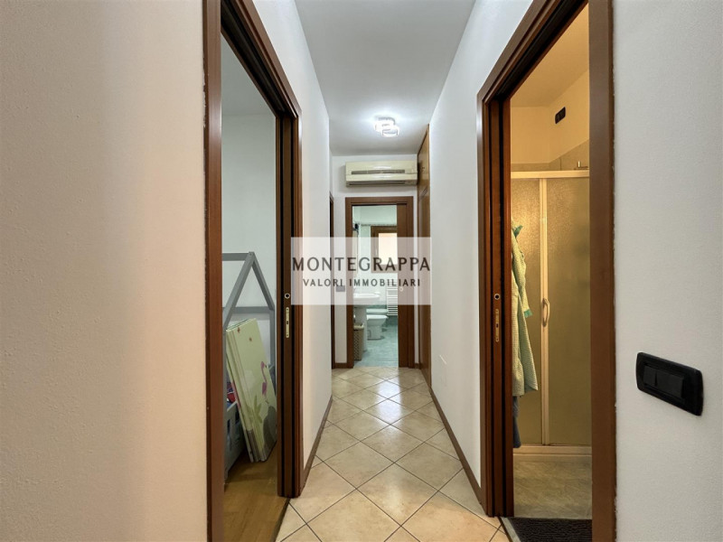 In una delle zone più ambite di Castelfranco Veneto, proponiamo in vendita un elegante appartamen...