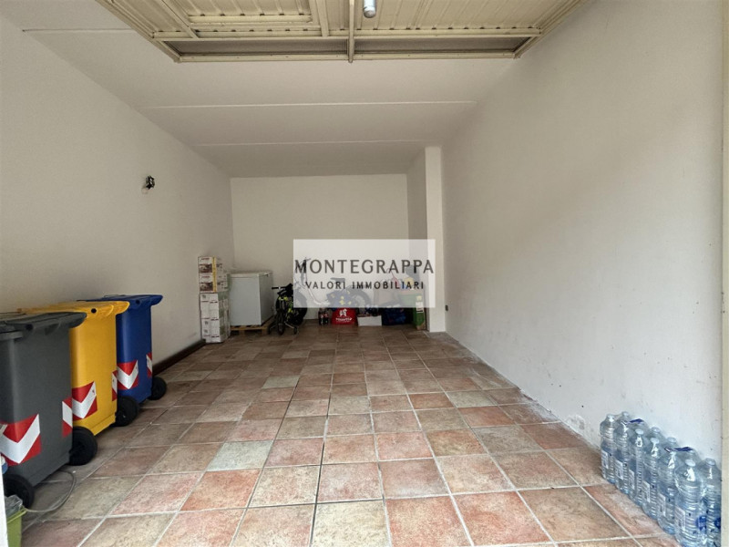 In una delle zone più ambite di Castelfranco Veneto, proponiamo in vendita un elegante appartamen...