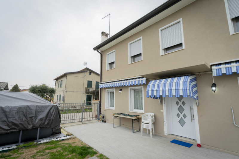 Dimentica lo stress delle scale e scopri la comodità di una casa che si sviluppa interamente su u...