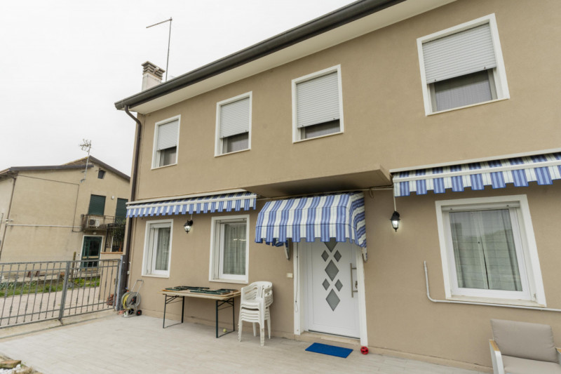 Dimentica lo stress delle scale e scopri la comodità di una casa che si sviluppa interamente su u...