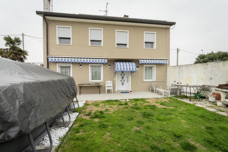 Dimentica lo stress delle scale e scopri la comodità di una casa che si sviluppa interamente su u...