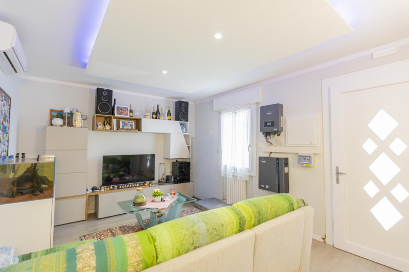 Dimentica lo stress delle scale e scopri la comodità di una casa che si sviluppa interamente su u...