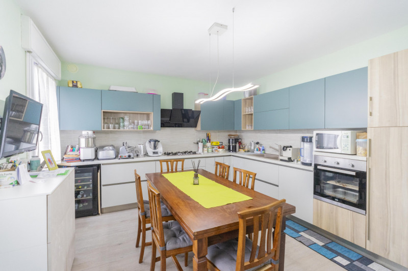 Dimentica lo stress delle scale e scopri la comodità di una casa che si sviluppa interamente su u...