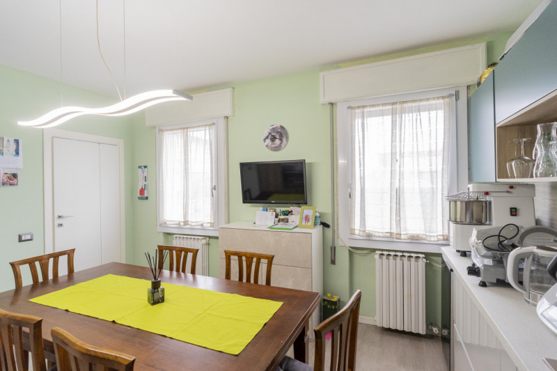 Dimentica lo stress delle scale e scopri la comodità di una casa che si sviluppa interamente su u...