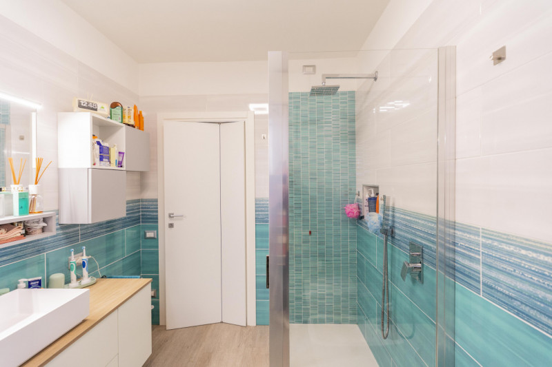 Dimentica lo stress delle scale e scopri la comodità di una casa che si sviluppa interamente su u...