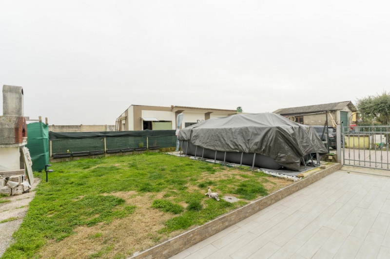 Dimentica lo stress delle scale e scopri la comodità di una casa che si sviluppa interamente su u...