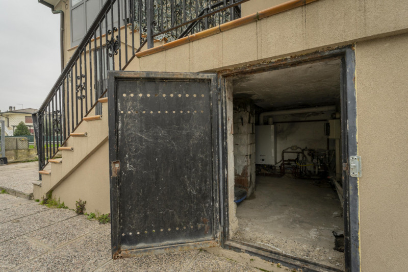 Dimentica lo stress delle scale e scopri la comodità di una casa che si sviluppa interamente su u...