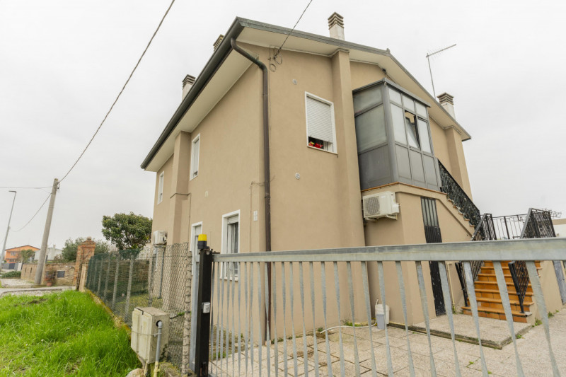 Dimentica lo stress delle scale e scopri la comodità di una casa che si sviluppa interamente su u...