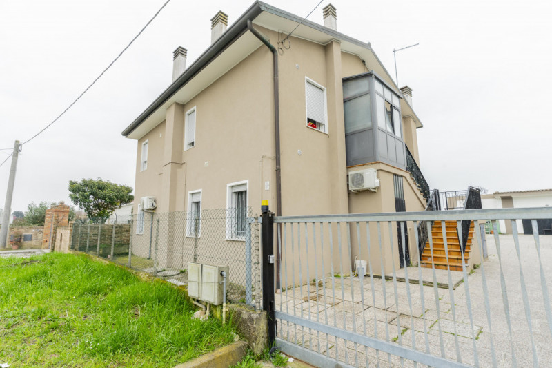 Dimentica lo stress delle scale e scopri la comodità di una casa che si sviluppa interamente su u...