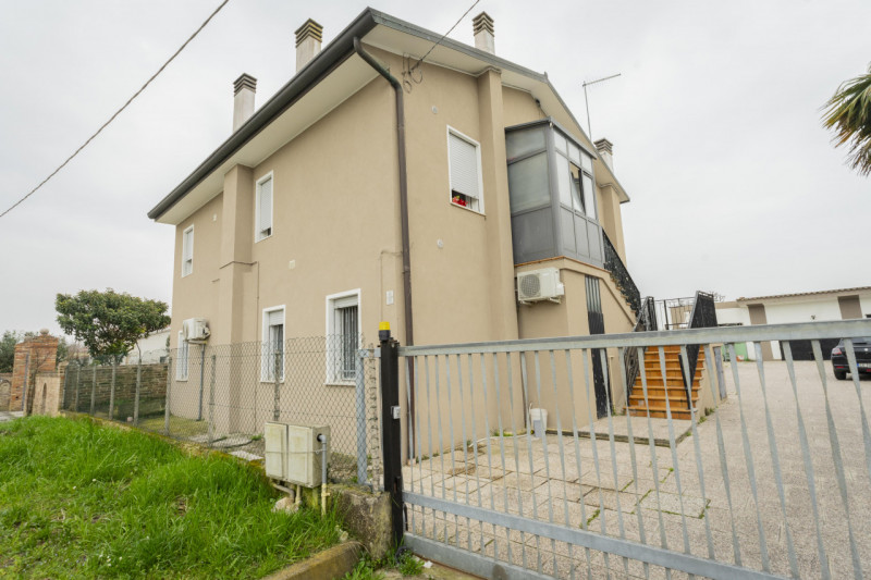 Dimentica lo stress delle scale e scopri la comodità di una casa che si sviluppa interamente su u...