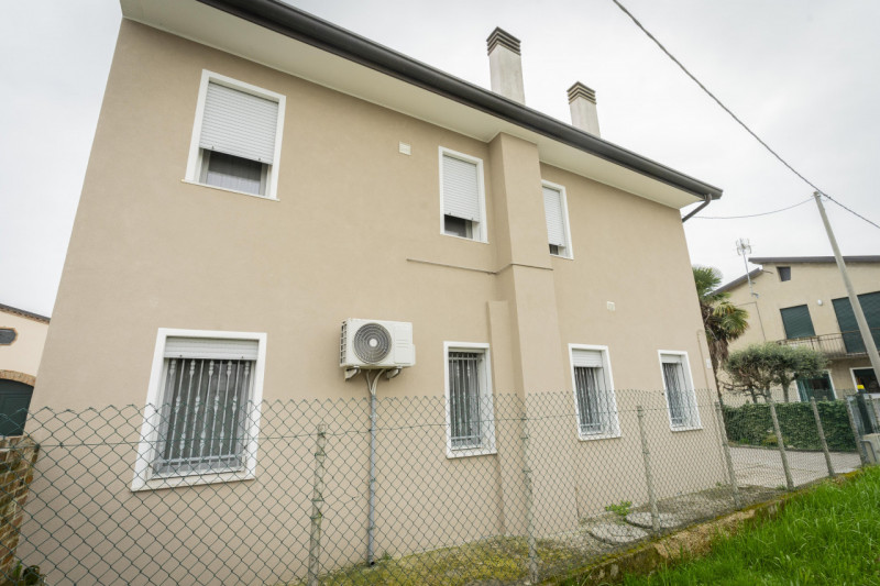 Dimentica lo stress delle scale e scopri la comodità di una casa che si sviluppa interamente su u...